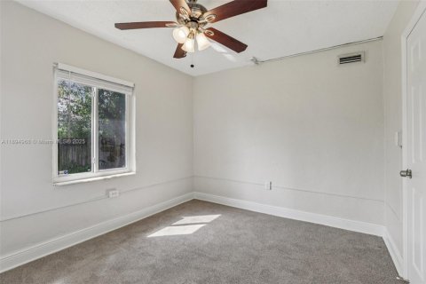 House in South Miami, Florida 4 bedrooms, 120.77 sq.m. № 1948514 - photo 17