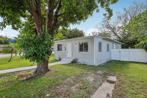 House in South Miami, Florida 4 bedrooms, 120.77 sq.m. № 1948514 - photo 2