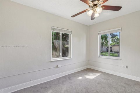 House in South Miami, Florida 4 bedrooms, 120.77 sq.m. № 1948514 - photo 27