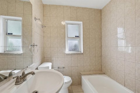 House in South Miami, Florida 4 bedrooms, 120.77 sq.m. № 1948514 - photo 20