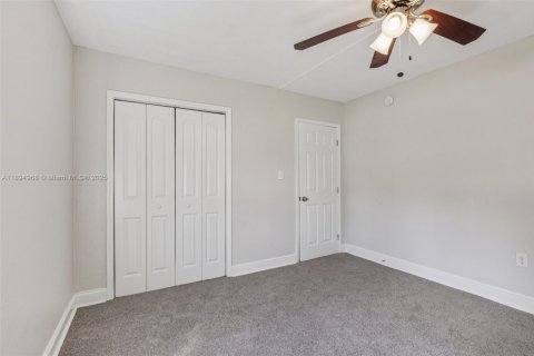House in South Miami, Florida 4 bedrooms, 120.77 sq.m. № 1948514 - photo 24