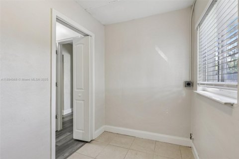 House in South Miami, Florida 4 bedrooms, 120.77 sq.m. № 1948514 - photo 21