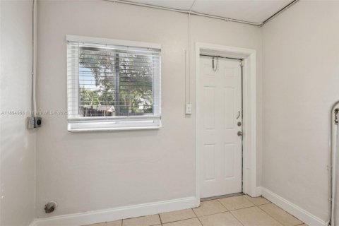 House in South Miami, Florida 4 bedrooms, 120.77 sq.m. № 1948514 - photo 22