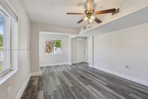 House in South Miami, Florida 4 bedrooms, 120.77 sq.m. № 1948514 - photo 6