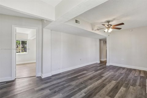 House in South Miami, Florida 4 bedrooms, 120.77 sq.m. № 1948514 - photo 8