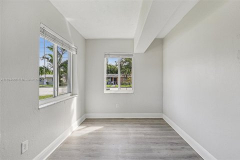 House in South Miami, Florida 4 bedrooms, 120.77 sq.m. № 1948514 - photo 15