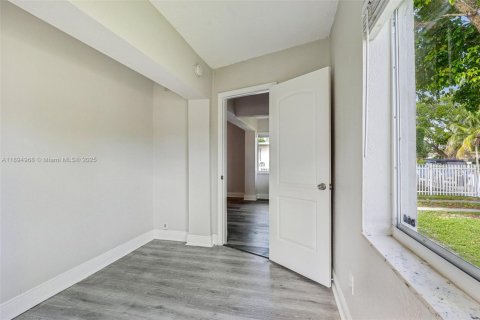 House in South Miami, Florida 4 bedrooms, 120.77 sq.m. № 1948514 - photo 13