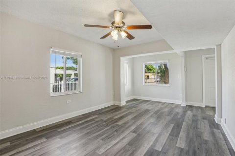 House in South Miami, Florida 4 bedrooms, 120.77 sq.m. № 1948514 - photo 5