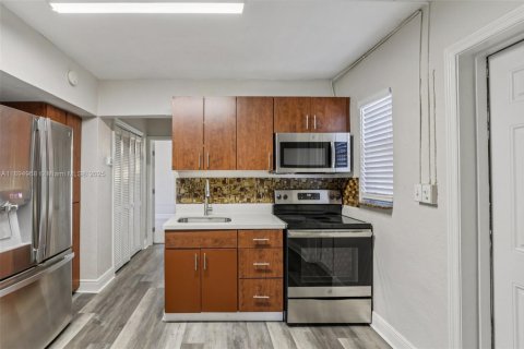 House in South Miami, Florida 4 bedrooms, 120.77 sq.m. № 1948514 - photo 11