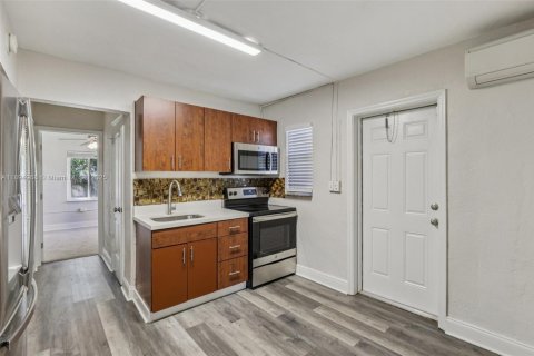 House in South Miami, Florida 4 bedrooms, 120.77 sq.m. № 1948514 - photo 10