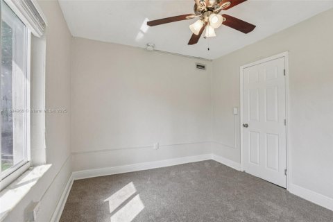House in South Miami, Florida 4 bedrooms, 120.77 sq.m. № 1948514 - photo 16