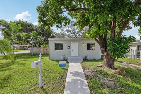 House in South Miami, Florida 4 bedrooms, 120.77 sq.m. № 1948514 - photo 1