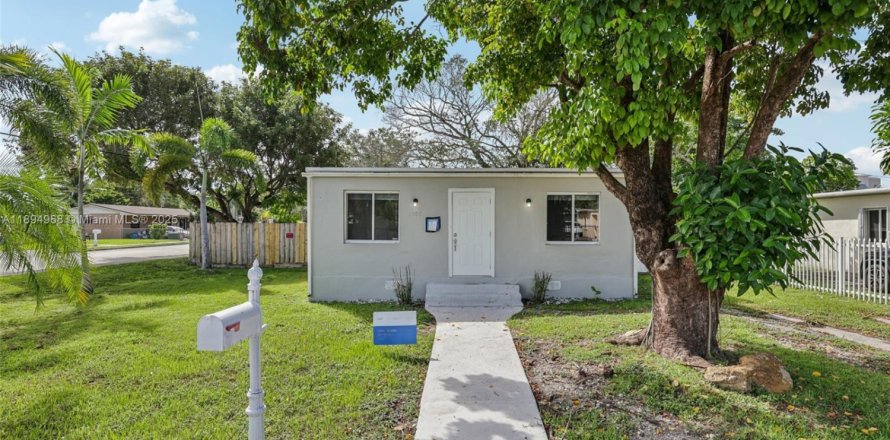 House in South Miami, Florida 4 bedrooms, 120.77 sq.m. № 1948514