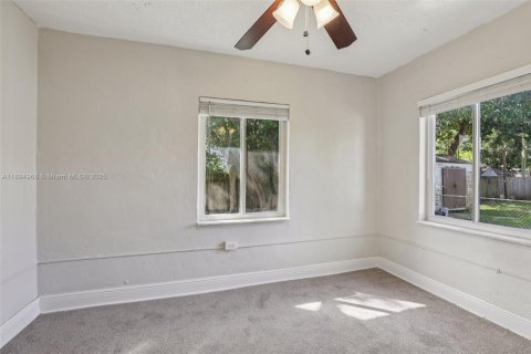 House in South Miami, Florida 4 bedrooms, 120.77 sq.m. № 1948514 - photo 30