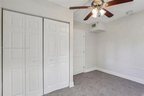 House in South Miami, Florida 4 bedrooms, 120.77 sq.m. № 1948514 - photo 29