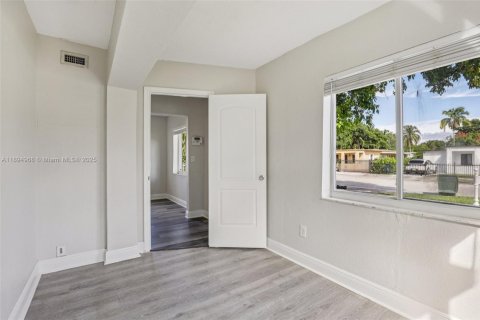 House in South Miami, Florida 4 bedrooms, 120.77 sq.m. № 1948514 - photo 14