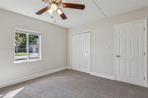 House in South Miami, Florida 4 bedrooms, 120.77 sq.m. № 1948514 - photo 25