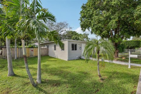 House in South Miami, Florida 4 bedrooms, 120.77 sq.m. № 1948514 - photo 3