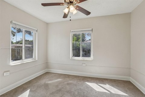 House in South Miami, Florida 4 bedrooms, 120.77 sq.m. № 1948514 - photo 19