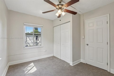 House in South Miami, Florida 4 bedrooms, 120.77 sq.m. № 1948514 - photo 28