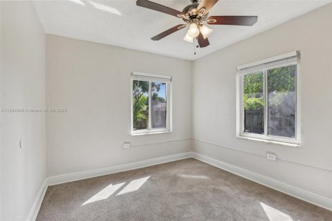 House in South Miami, Florida 4 bedrooms, 120.77 sq.m. № 1948514 - photo 18