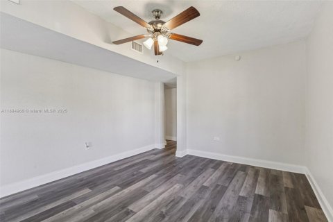 House in South Miami, Florida 4 bedrooms, 120.77 sq.m. № 1948514 - photo 7
