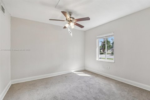 House in South Miami, Florida 4 bedrooms, 120.77 sq.m. № 1948514 - photo 26