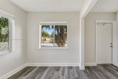 House in South Miami, Florida 4 bedrooms, 120.77 sq.m. № 1948514 - photo 4