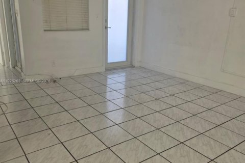 Casa en alquiler en Miami Beach, Florida, 2 dormitorios, 55.74 m2 № 1983992 - foto 25
