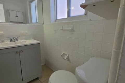 Casa en alquiler en Miami Beach, Florida, 2 dormitorios, 55.74 m2 № 1983992 - foto 13
