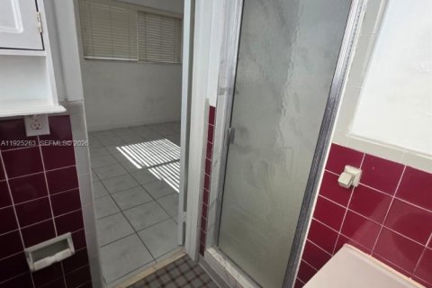 Casa en alquiler en Miami Beach, Florida, 2 dormitorios, 55.74 m2 № 1983992 - foto 5