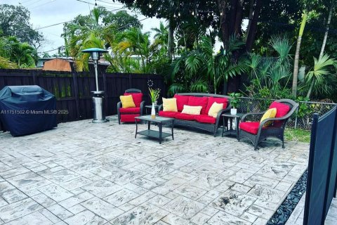House in Miami, Florida 3 bedrooms, 124.3 sq.m. № 1863393 - photo 11
