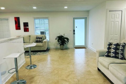 House in Miami, Florida 3 bedrooms, 124.3 sq.m. № 1863393 - photo 2