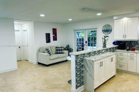 House in Miami, Florida 3 bedrooms, 124.3 sq.m. № 1863393 - photo 3