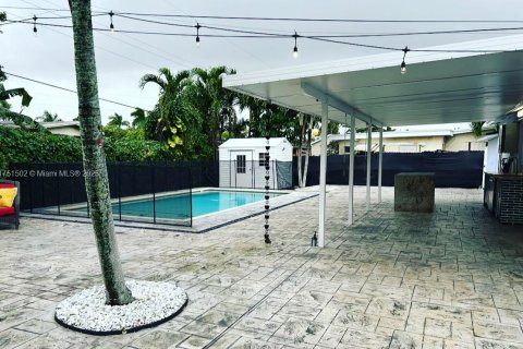 House in Miami, Florida 3 bedrooms, 124.3 sq.m. № 1863393 - photo 12