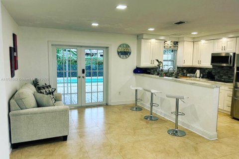 House in Miami, Florida 3 bedrooms, 124.3 sq.m. № 1863393 - photo 1