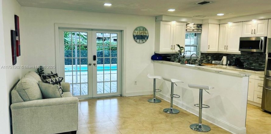 House in Miami, Florida 3 bedrooms, 124.3 sq.m. № 1863393