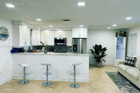 House in Miami, Florida 3 bedrooms, 124.3 sq.m. № 1863393 - photo 4