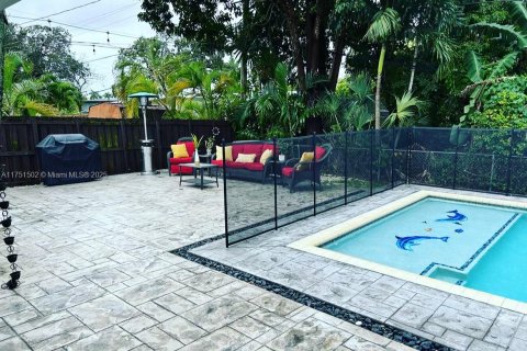 House in Miami, Florida 3 bedrooms, 124.3 sq.m. № 1863393 - photo 10
