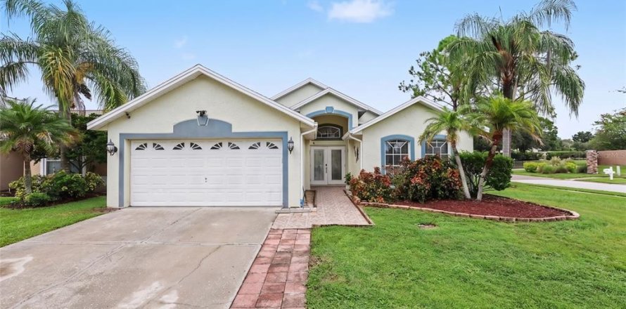 House in Brandon, Florida 3 bedrooms, 140.84 sq.m. № 2323012