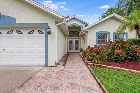 House in Brandon, Florida 3 bedrooms, 140.84 sq.m. № 2323012 - photo 2