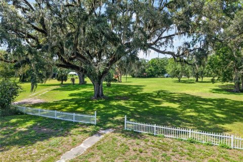 House in Trenton, Florida 4 bedrooms, 387.4 sq.m. № 2231938 - photo 11