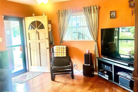 Casa en venta en Tampa, Florida, 2 dormitorios, 80.17 m2 № 1912673 - foto 16