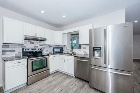 House in Saint Petersburg, Florida 3 bedrooms, 145.11 sq.m. № 2389466 - photo 9