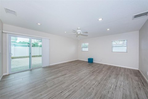 House in Saint Petersburg, Florida 3 bedrooms, 145.11 sq.m. № 2389466 - photo 18