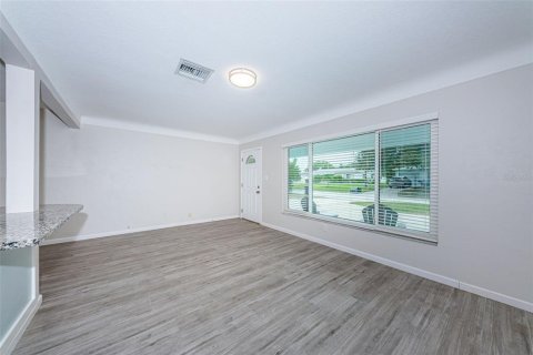 House in Saint Petersburg, Florida 3 bedrooms, 145.11 sq.m. № 2389466 - photo 15