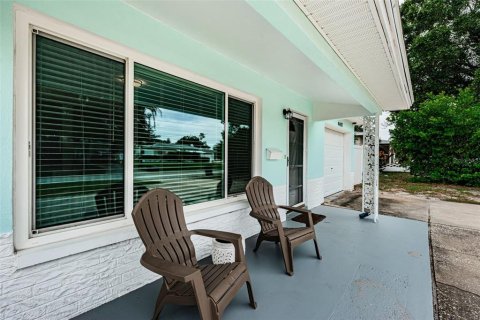 House in Saint Petersburg, Florida 3 bedrooms, 145.11 sq.m. № 2389466 - photo 4
