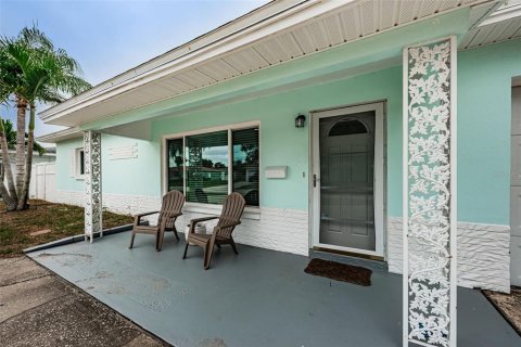 House in Saint Petersburg, Florida 3 bedrooms, 145.11 sq.m. № 2389466