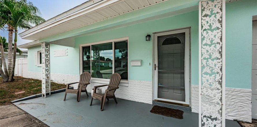 House in Saint Petersburg, Florida 3 bedrooms, 145.11 sq.m. № 2389466