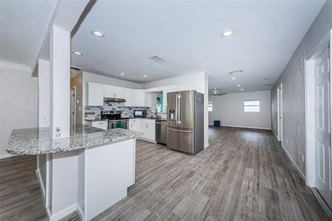 House in Saint Petersburg, Florida 3 bedrooms, 145.11 sq.m. № 2389466 - photo 12